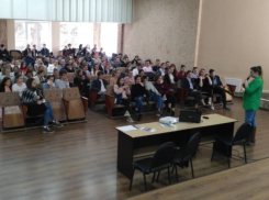 Директора Унгенского лицея заставили прослушать курс о недискриминации после скандала с длинными волосами
