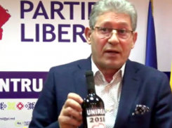 Удрученный Гимпу подарил журналистам особенные бутылки с алкоголем, но запретил их открывать