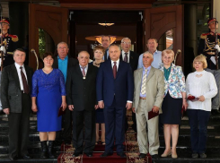 12 простых тружеников получили высшие награды из рук президента 