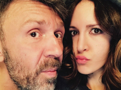 Обнаженную грудь показала Сергею Шнурову на видео восторженная жена на стадионе