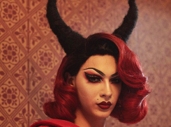 Дьявольские модели продефилировали по подиуму на неделе моды в Лондоне