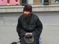 Гражданский активист пожаловался на агрессию со стороны попрошаек со значком «Великой Румынии» в центре столицы