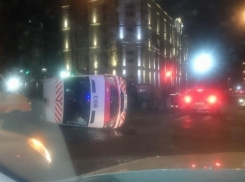 Серьезная авария в центре столицы: в результате ДТП перевернулась машина скорой помощи 