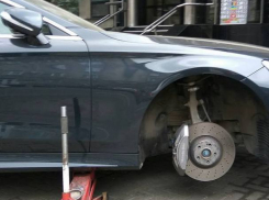 Такое можно увидеть только в Кишиневе: Mercedes-Benz за 100 тысяч евро оказался без колеса в центре города 