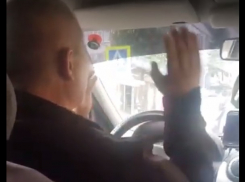 Столичный воздух пьянит: клиент снял на видео танцующего за рулем таксиста 