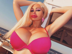 Блондинка с самой большой грудью в Европе принялась уговаривать мужчин уходить от жен к ней 