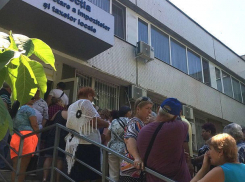 Столпотворение из желающих уплатить налог со скидкой образовалось у входа в столичное управление