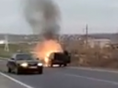 Горящий автомобиль на выезде из Комрата попал на видео 
