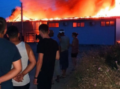 Сильный пожар в селе Чишмикиой попал на видео