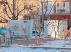 На Чеканах 7-летний ребенок остался без пальца, побывав на игровой площадке во дворе