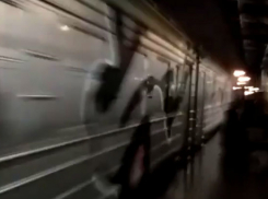 Полсотни молодчиков с битами захватили электричку с пассажирами под Киевом и принялись глумиться над людьми