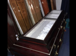 В Кишиневе продают эксклюзивные супергробы - вся крышка выполнена из стекла