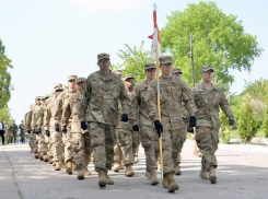 Американские военные в Молдове подняли флаг США, маршируют и поют