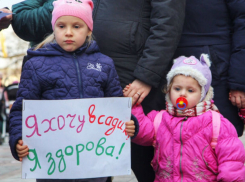 Родители с детьми устроили бунт в Одессе: страсти вокруг эпидемии кори