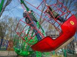 В Бельцах 5-летняя девочка погибла, ударившись о качели