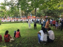 Возмущение горожан, свалку флагов и «пикники» на газонах спровоцировала акция протеста в Кишиневе