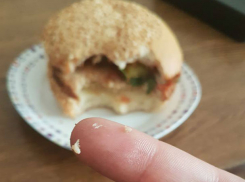 Бургер с куском стекла, купленный в супермаркете, показал житель Кишинева