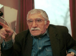 Армен Джигарханян поселился в театре, где у него украли паспорт   