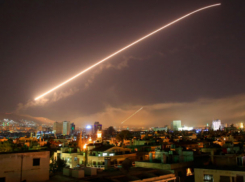 «Атака в лучших традициях фашистской Германии»: на рассвете по Сирии выпустили более 100 ракет