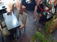 «Дерганые» парни, совершившие преступление в столичном кафе, попали на видео