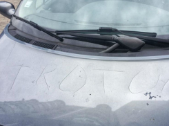 Издевательство над иномаркой автохама в Кишиневе устроил пешеход с гвоздем