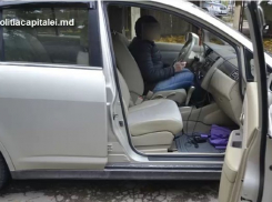 В столичной пробке у женщины из машины украли сумку