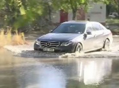 Потоп на улице Андрея Доги из прорвавшего водопровода усложнил жизнь жителям столицы 