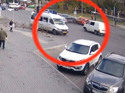 Авария в Кишиневе с участием Volvo и такси попала на видео