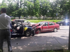 Молодая женщина за рулем авто совершила лобовое ДТП на встречке с такси: пострадали три человека