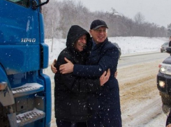 Необычная встреча поджидала Филипа на заснеженной трассе 