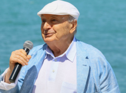 Жванецкий открыл на пляже в Одессе странную достопримечательность