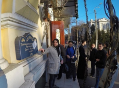 Украинские националисты обклеили храмы Московского патриархата в Одессе «знаками опасности»