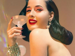 Обнаженная «королева бурлеска» вызвала массовые признания мужчин в любви