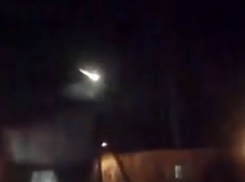 Огненный шар, летящий со вспышками в ночном небе над Мурманском, попал на видео