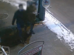 Дерзкое ограбление на остановке: двое парней вырвали сумку из рук женщины