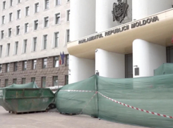 Отремонтированную за 1,5 млн леев лестницу парламента оборудуют подогревом