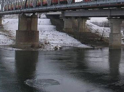 Мужчина на глазах свидетелей спрыгнул с транзитного моста в Бендерах