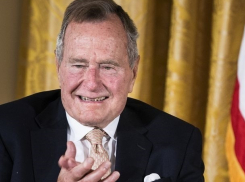 Джордж Буш-старший извинился за прикосновение к попе известной актрисы