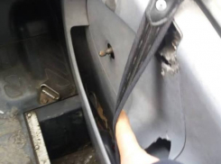 Фото изуродованной двери маршрутки вызвало обвинение жителя Кишинева в «дискриминации»