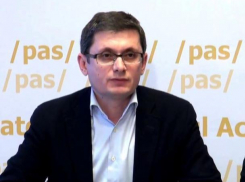 Глава фракции PAS устроил истерию во время выступления в парламенте, назвав новое правительство «румынофобами», «украинофобами» и «еврофобами»