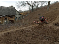 Пожилой мужчина чуть не погиб, угодив под мотоблок