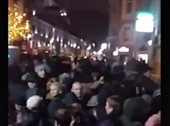 На участках в Москве закончились бюллетени, начались массовые протесты