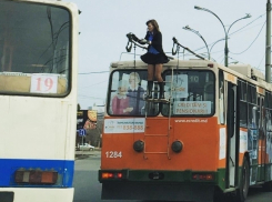 В Кишиневе водитель троллейбуса в короткой юбке полезла чинить штанги 