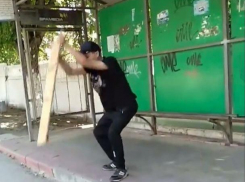 На Ботанике молодой человек разнес остановку общественного транспорта