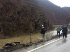 Героический водитель спас девочку из улетевшего на его глазах в горную реку автомобиля 