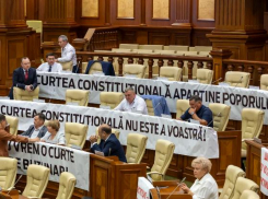 Депутаты БКС устроили акцию протеста в парламенте против «карманного» Конституционного суда