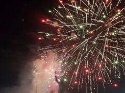Новогодний салют после грандиозного концерта в центре Кишинева сняли на видео