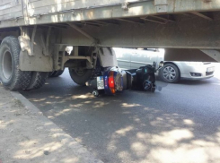 Смертельный наезд совершил водитель КамАЗа на скутериста в столице