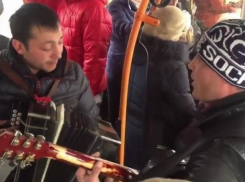 Живым концертом порадовали пассажиров столичного троллейбуса молодые музыканты и попали на видео