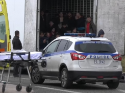 Грузовик с восьмью десятками полуживых мигрантов был обнаружен в Северной Греции